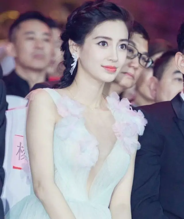 童瑶嘴巴不对称问题_娱乐圈美女嘴巴缺陷_娱乐圈好看的嘴