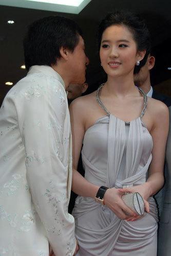 “非礼”过众多女明星的身体，成龙总能找到“入手的位置”
