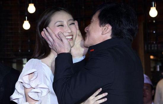 成龙非礼过的女明星数量_成龙抱过那些女明星_刘亦菲被成龙非礼事件