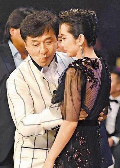 成龙抱过那些女明星_成龙非礼过的女明星数量_刘亦菲被成龙非礼事件