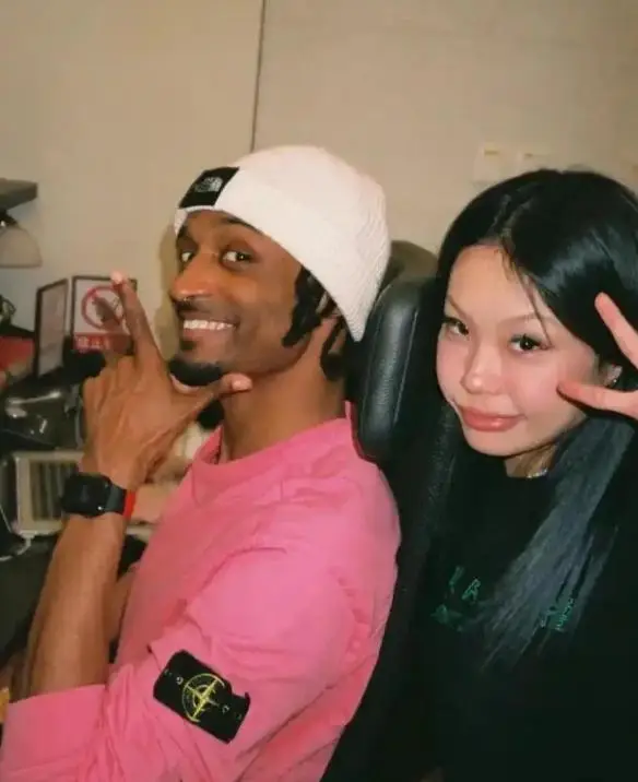 女明星 黑人男友_万妮达与黑人男友同居_万妮达感情生活争议