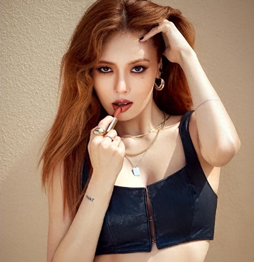 女明星紧身裤图片_徐娇性感泳装照片_女明星着装争议