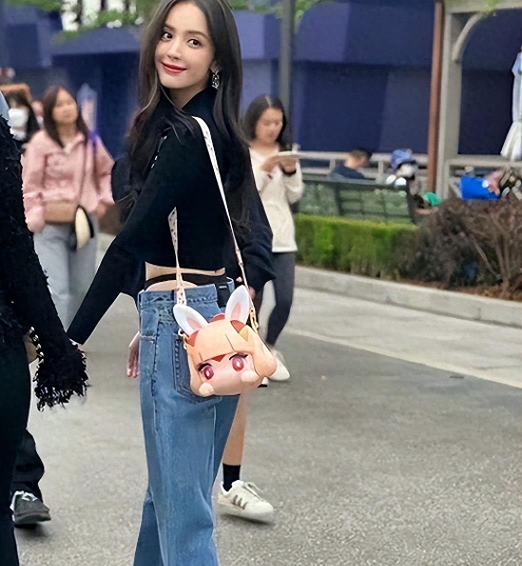 徐娇性感泳装照片_女明星紧身裤图片_女明星着装争议