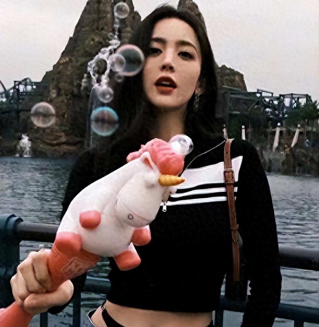徐娇性感泳装照片_女明星着装争议_女明星紧身裤图片