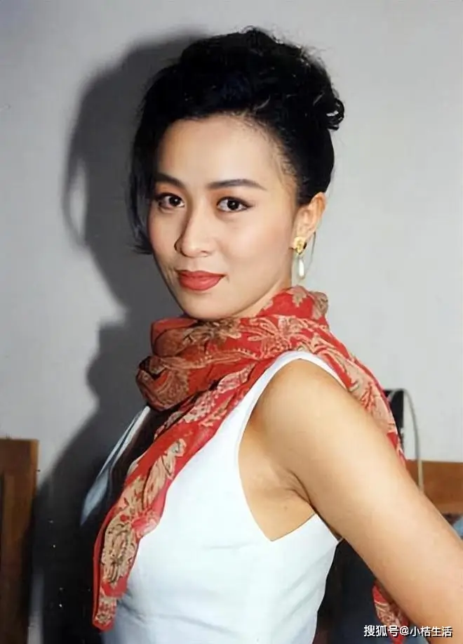 刘嘉玲健身达人保持身材秘诀_58岁刘嘉玲户外晨跑紧身裤_女明星紧身裤图片