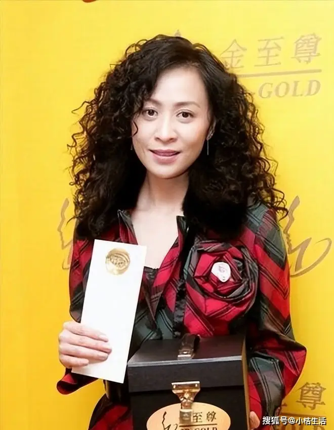 刘嘉玲健身达人保持身材秘诀_女明星紧身裤图片_58岁刘嘉玲户外晨跑紧身裤