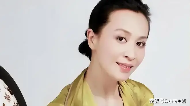 刘嘉玲健身达人保持身材秘诀_58岁刘嘉玲户外晨跑紧身裤_女明星紧身裤图片