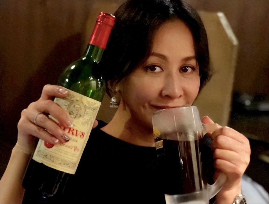 娱乐圈里不少女明星酒量惊人，来看看这 10 位！