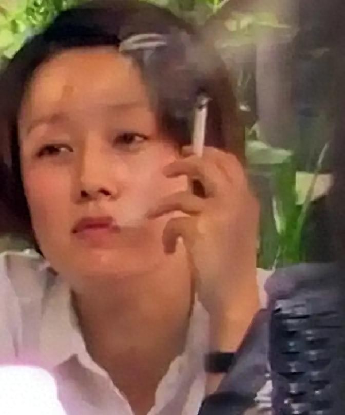 女明星吸烟斗_马伊琍中年抽烟沧桑_刘亦菲抽烟反差