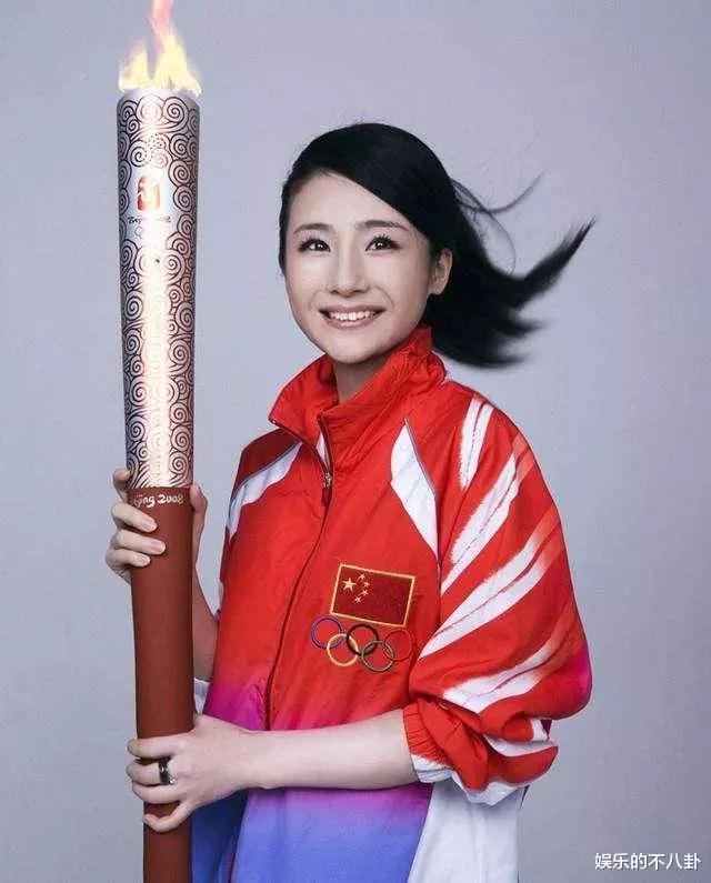 她是奥运冠军，8万奖金被扣7万，为救母亲无奈退役进入娱乐圈